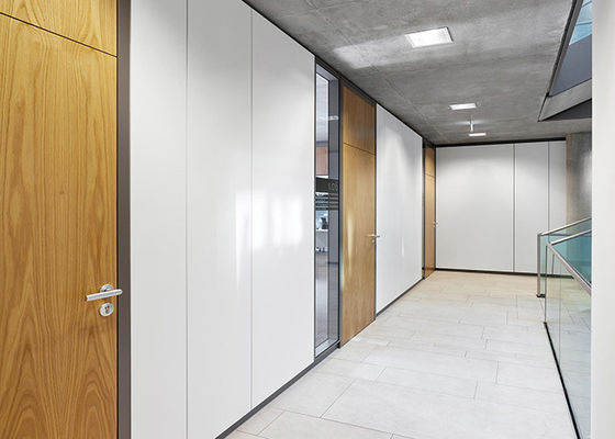 Sistem dinding partisi padat Panel baja dengan bingkai aluminium tahan lama Solid penghalang kantor untuk penggunaan jangka panjang