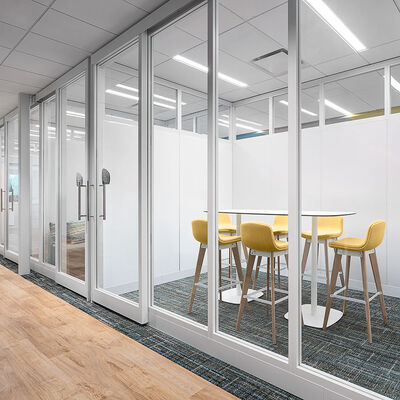 Pembagian dinding kantor interior prefabrikasi Acoustic Modular Wall Aluminium Framed Glass Partition Commercial Custom Divider
